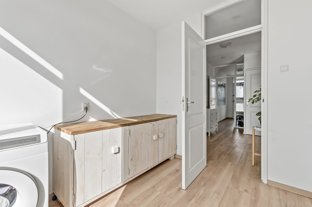 Bright apartment with sunny balcony in popular Leiden district — 37