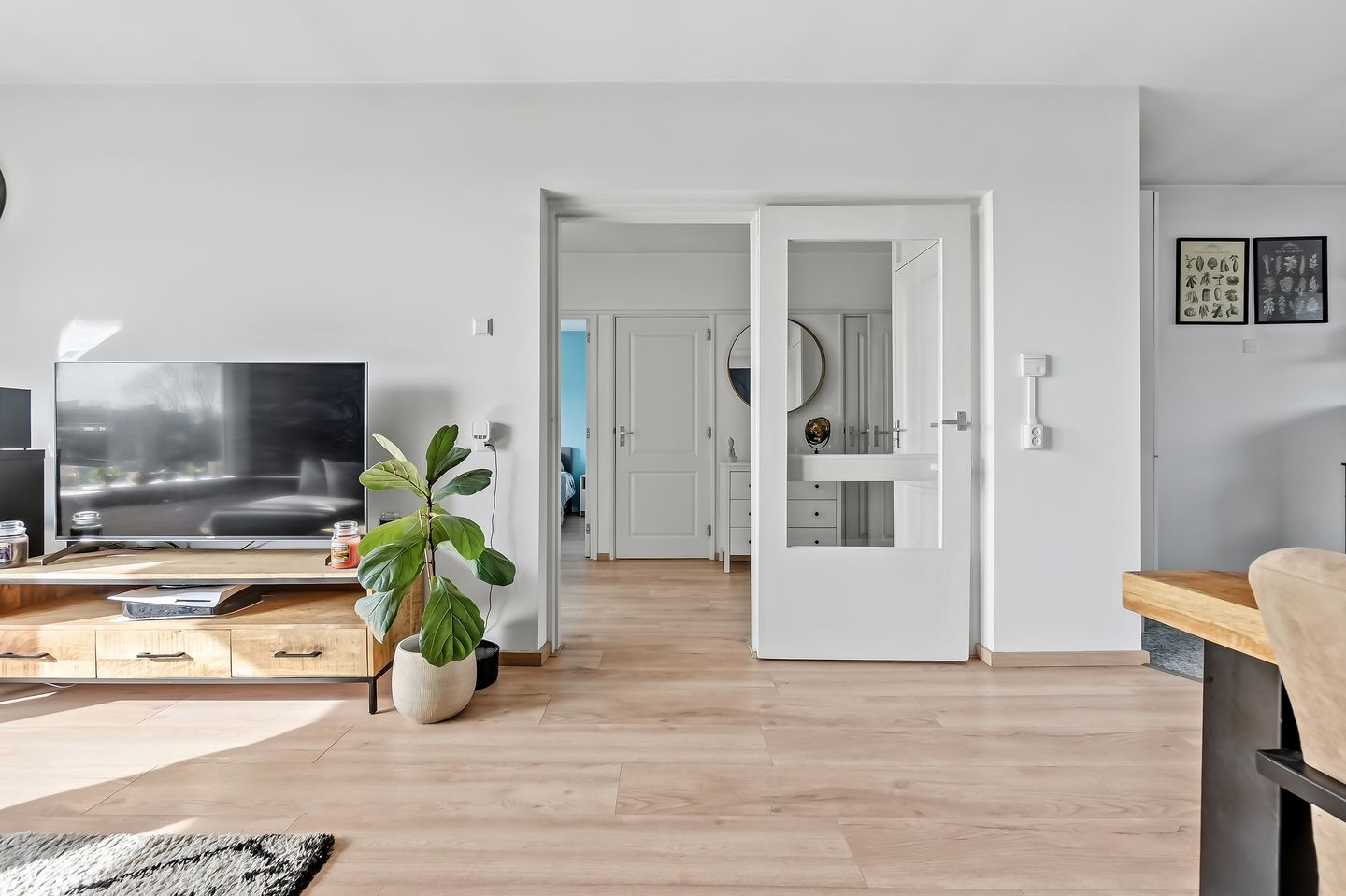 Bright apartment with sunny balcony in popular Leiden district — 25