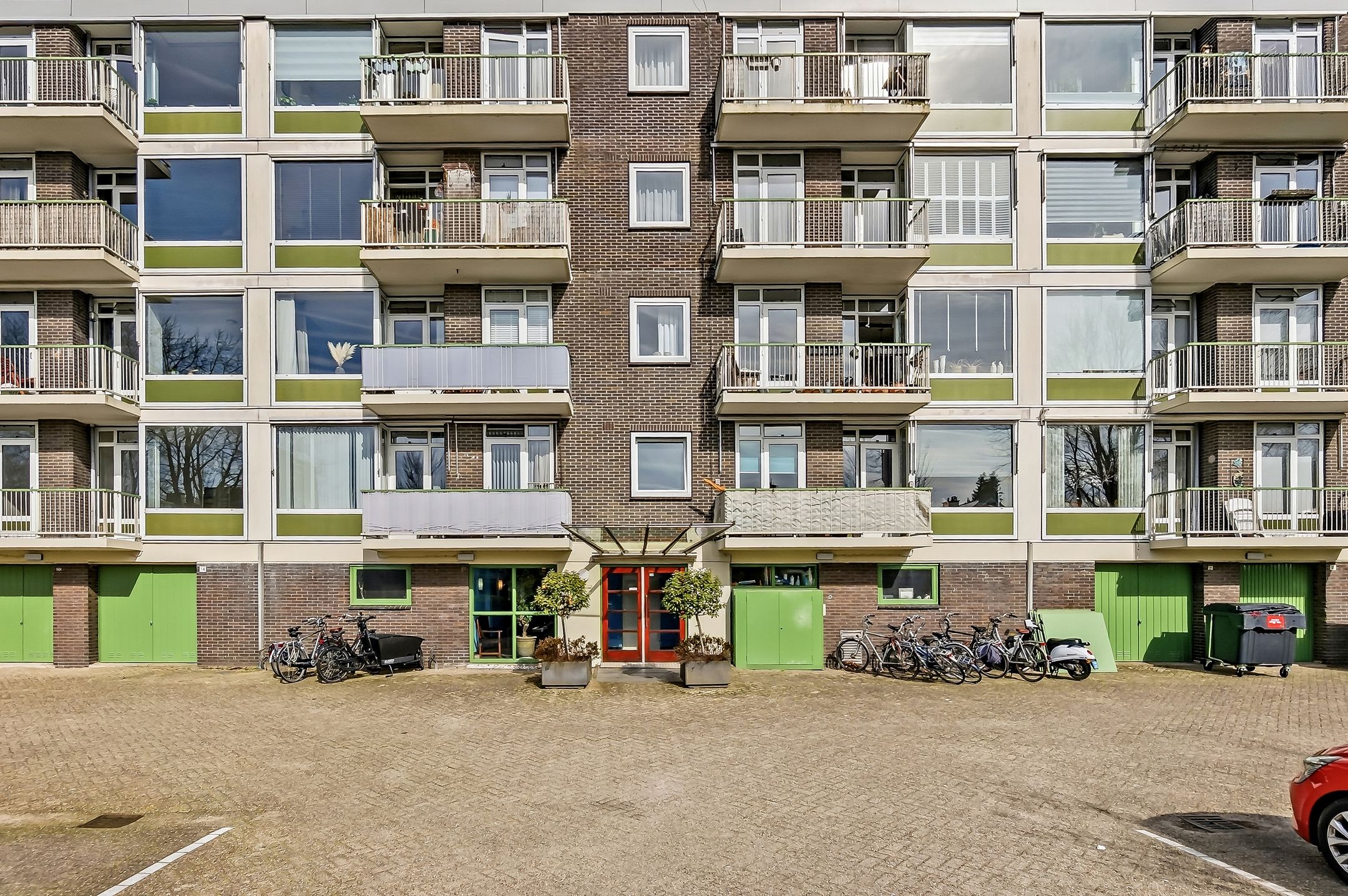 Bright apartment with sunny balcony in popular Leiden district — 39
