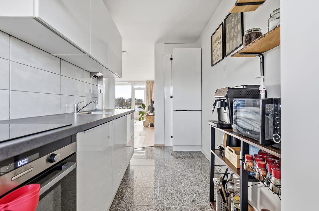 Bright apartment with sunny balcony in popular Leiden district — 22