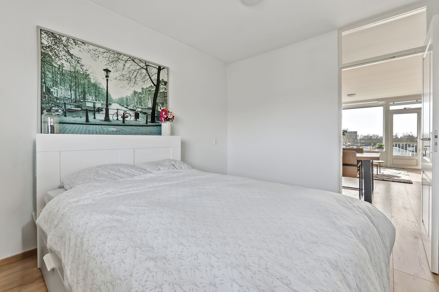 Bright apartment with sunny balcony in popular Leiden district — 19