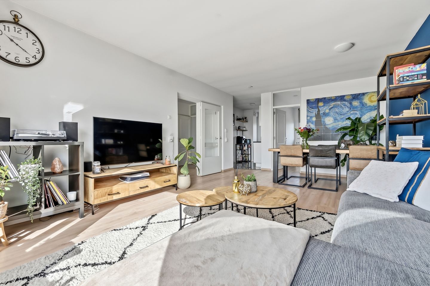 Bright apartment with sunny balcony in popular Leiden district — 14