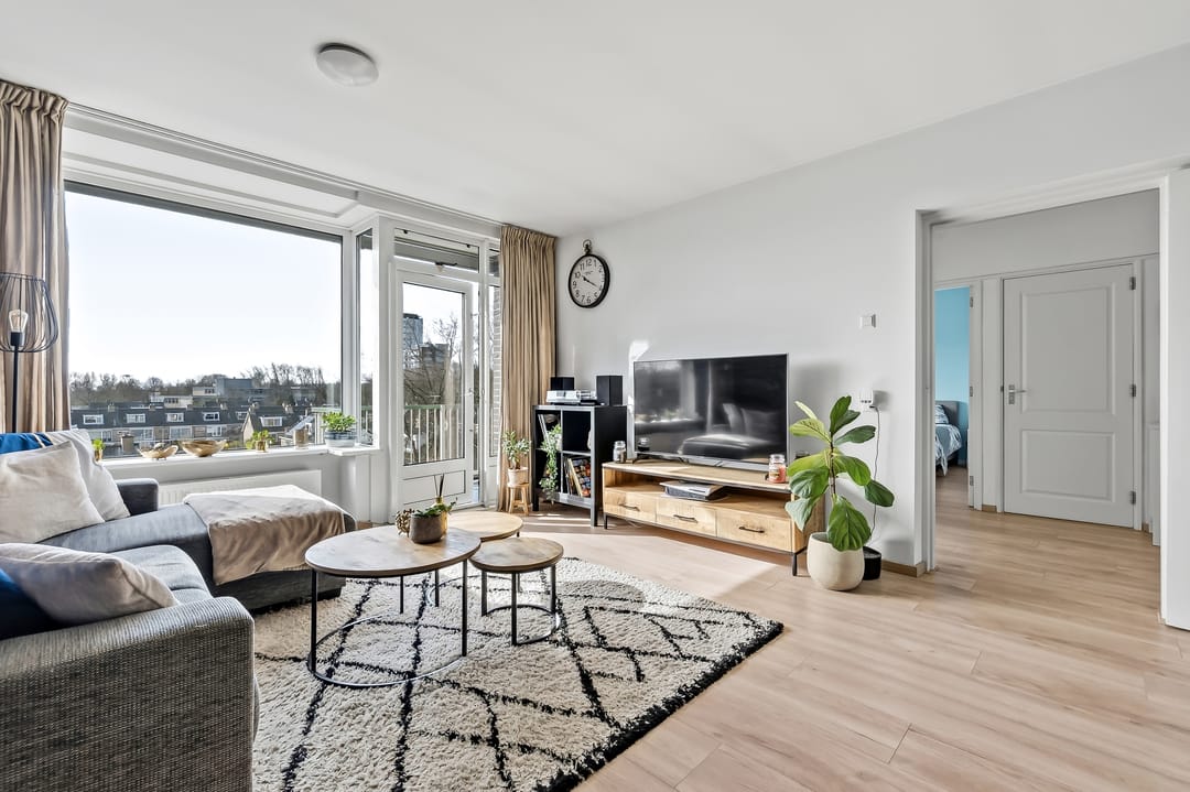 Bright apartment with sunny balcony in popular Leiden district — 13
