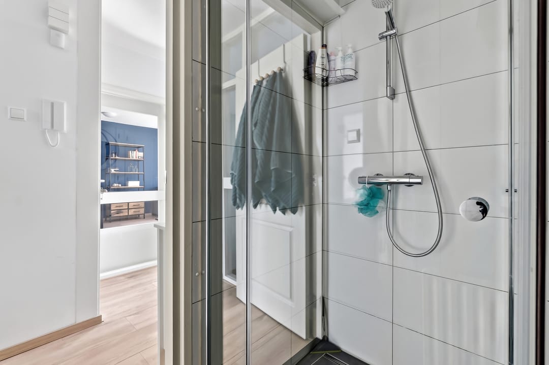 Bright apartment with sunny balcony in popular Leiden district — 32