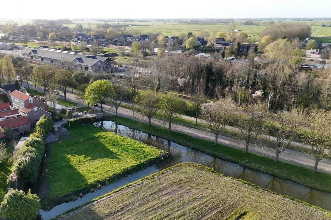 Building plot by the water with rural views and building permits — 17