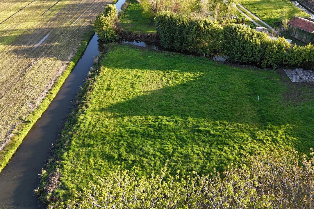 Building plot by the water with rural views and building permits — 16