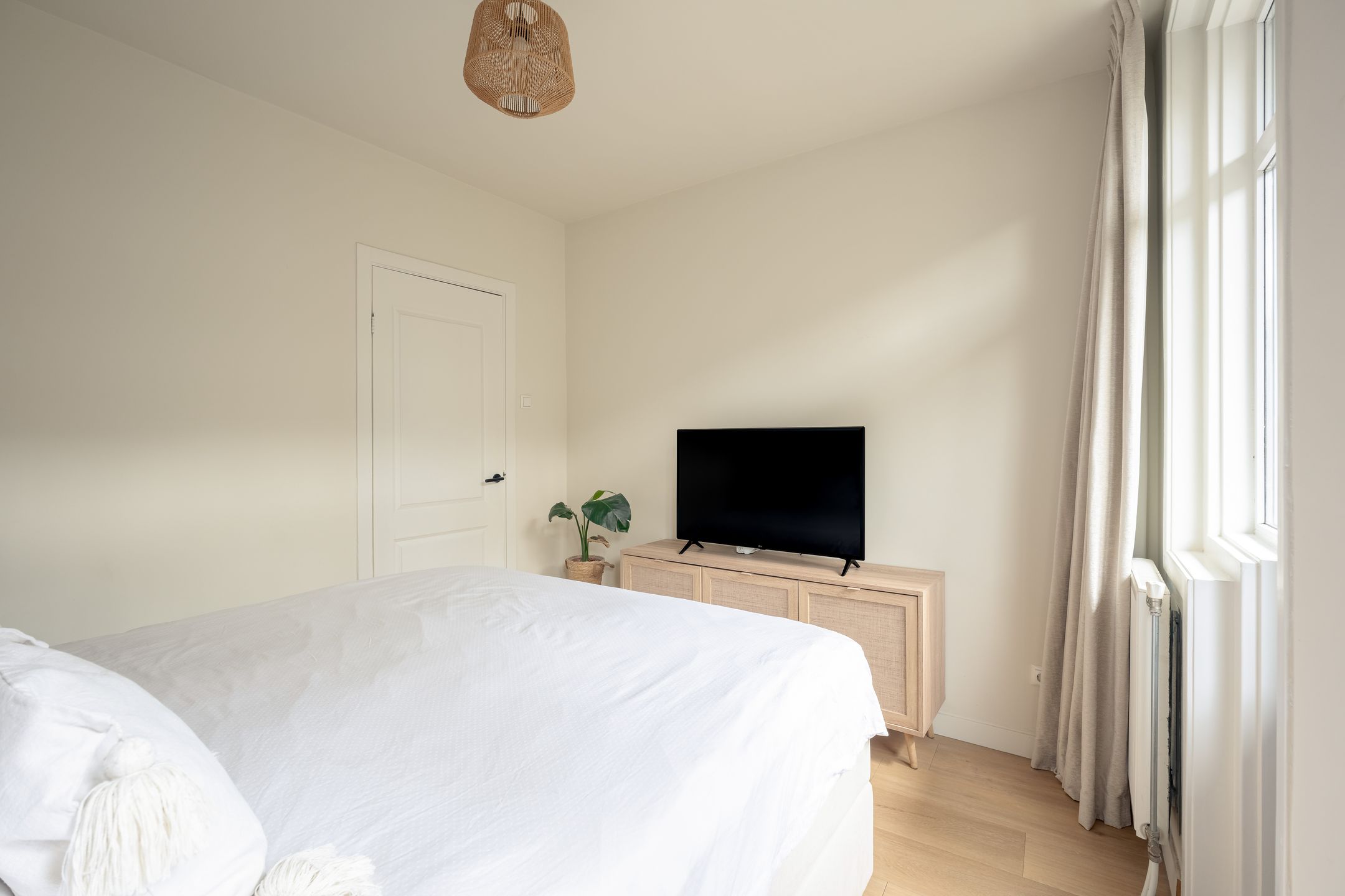 Renovated 4-Room Apartment with Three Bedrooms and Southeast-Facing Balcony — 21