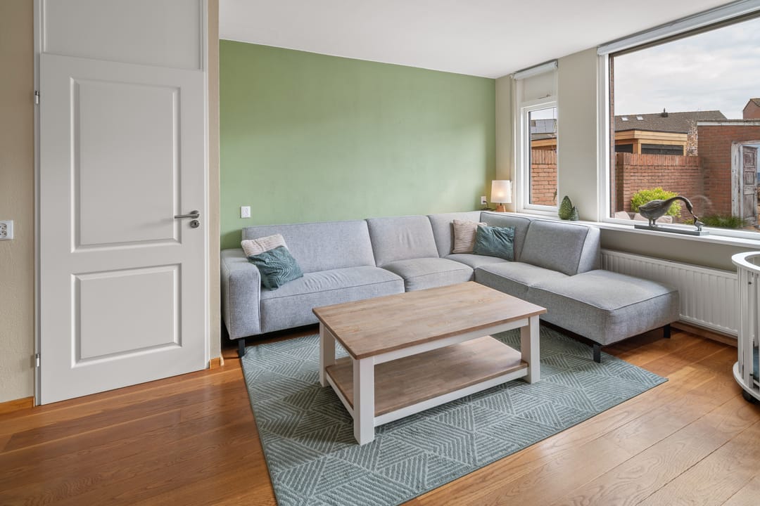 Spacious corner home in green Tolberg neighborhood — 7