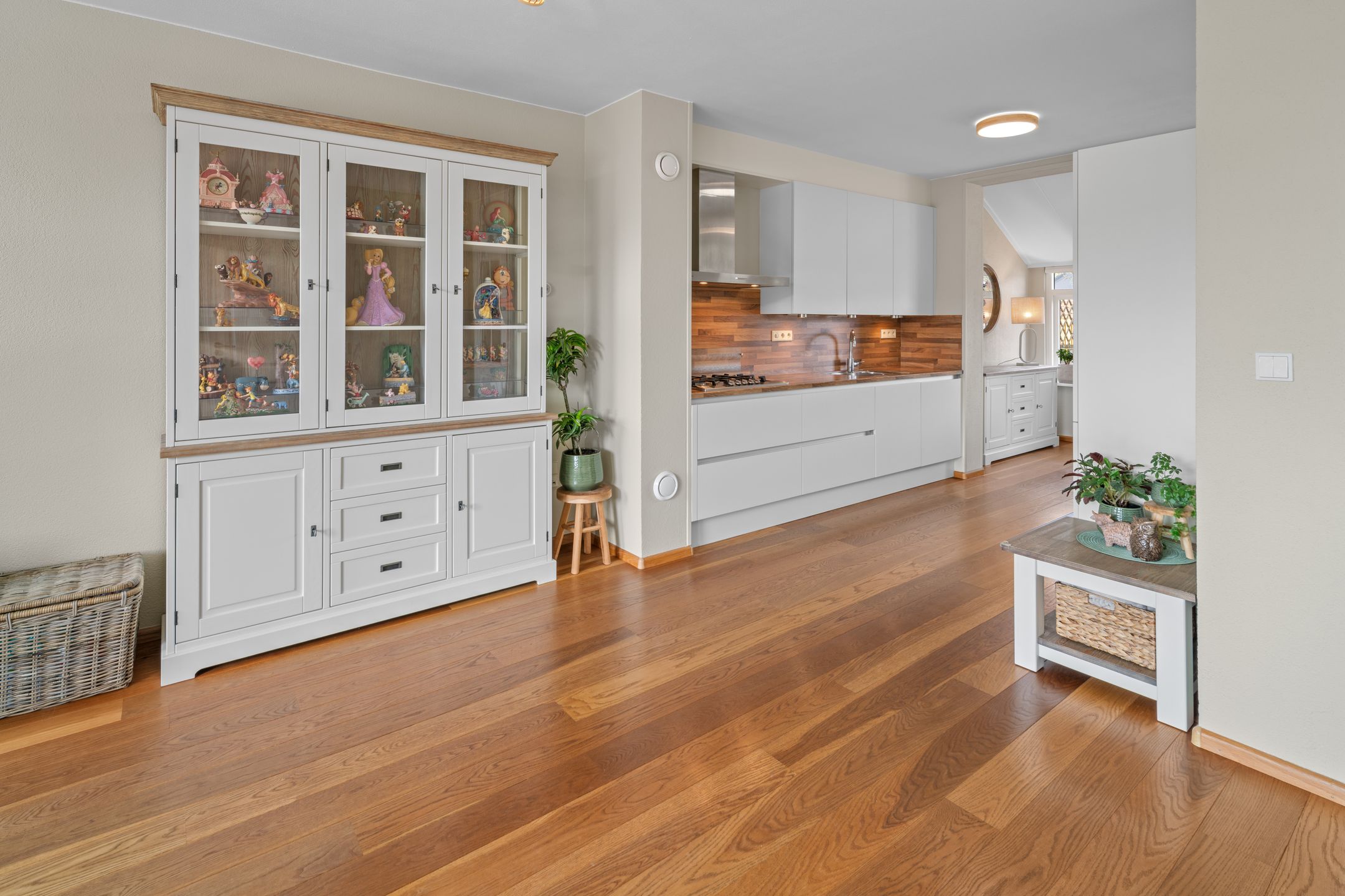 Spacious corner home in green Tolberg neighborhood — 9