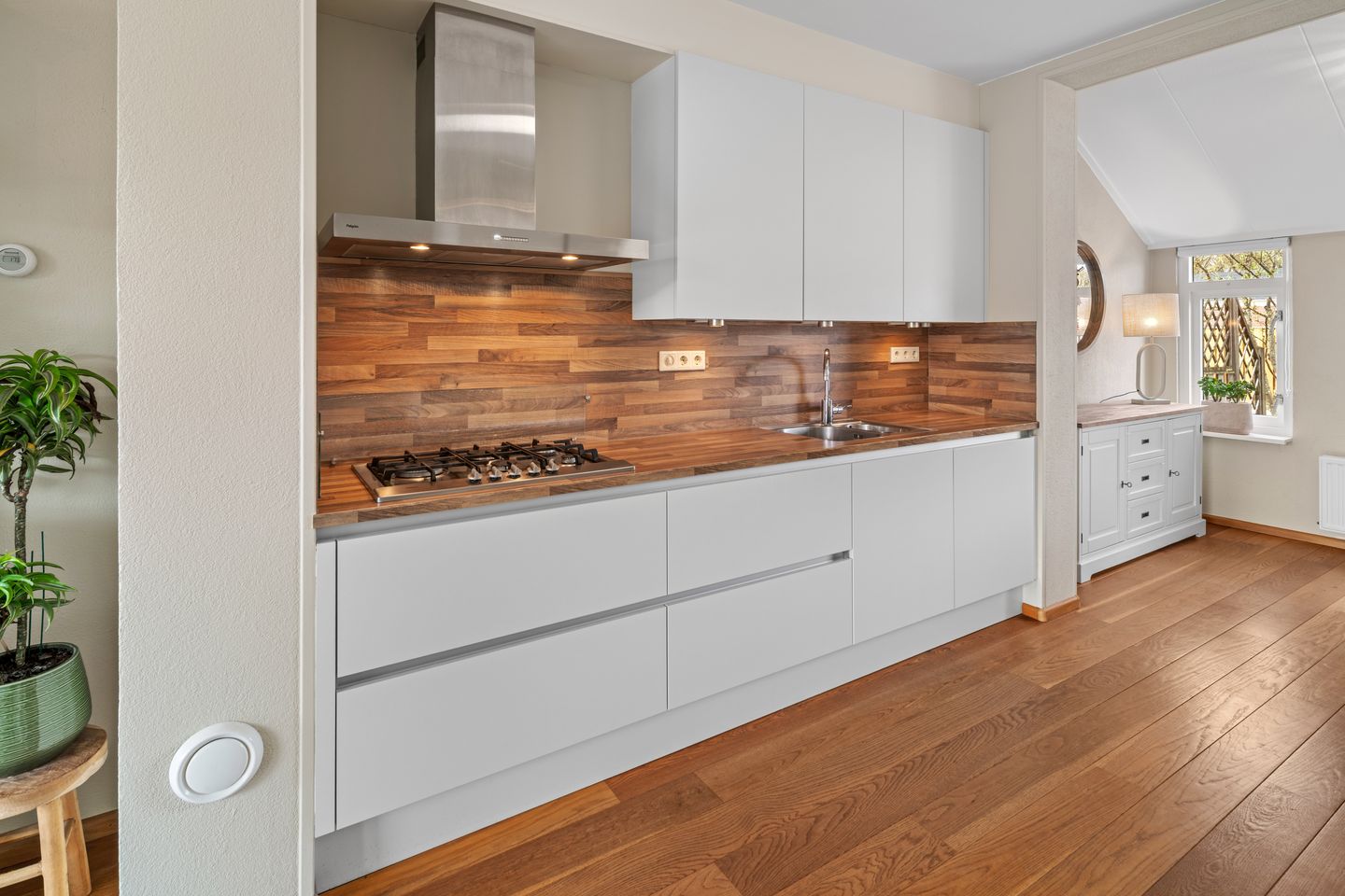 Spacious corner home in green Tolberg neighborhood — 10