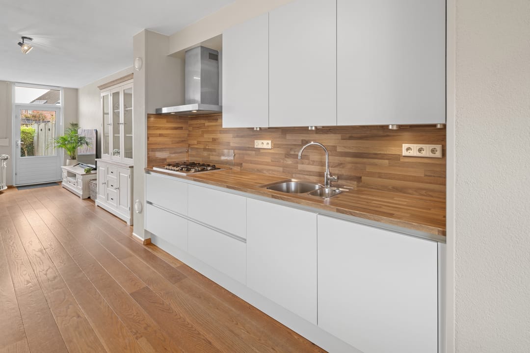 Spacious corner home in green Tolberg neighborhood — 11