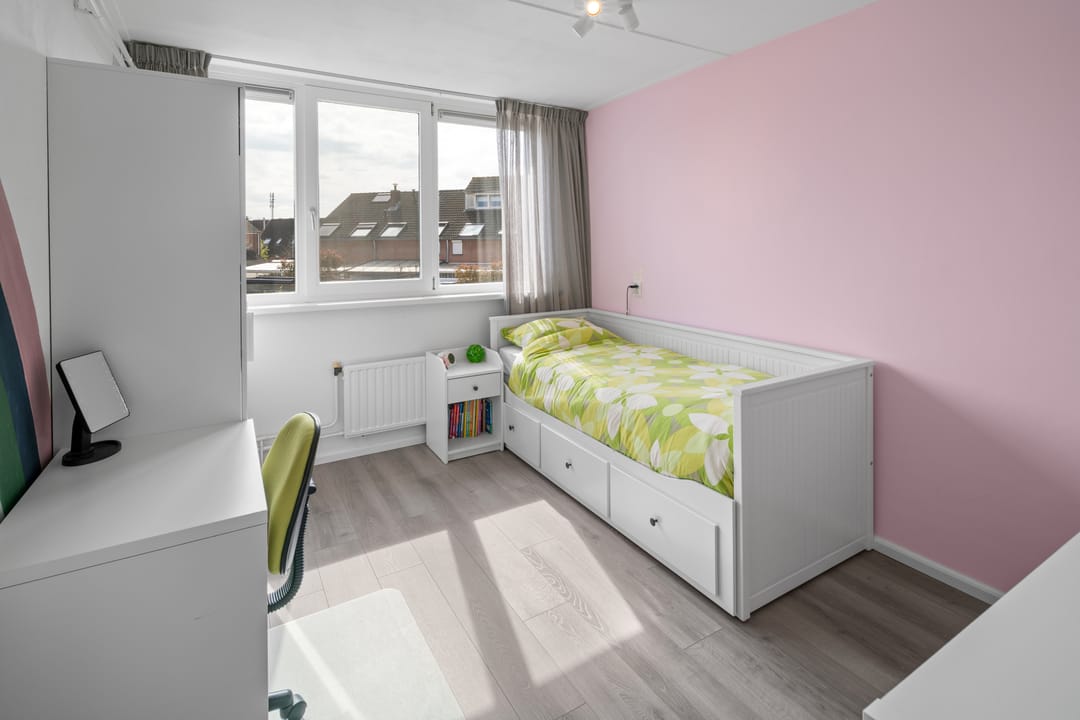 Spacious corner home in green Tolberg neighborhood — 26