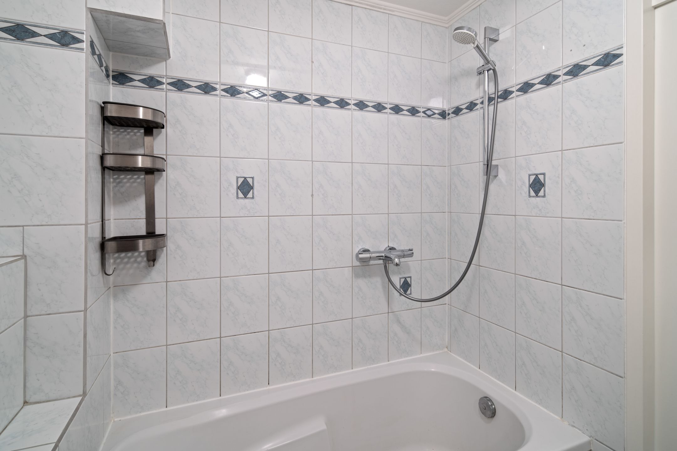 Spacious corner home in green Tolberg neighborhood — 24