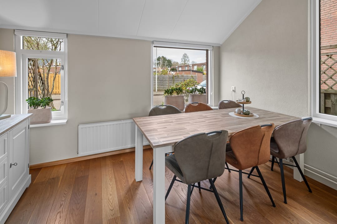 Spacious corner home in green Tolberg neighborhood — 13