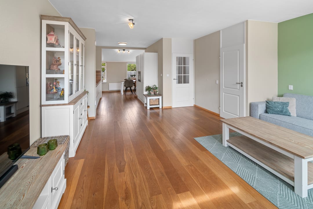 Spacious corner home in green Tolberg neighborhood — 8