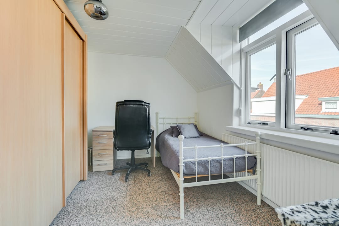 Foto 16 van Middenlaan 18