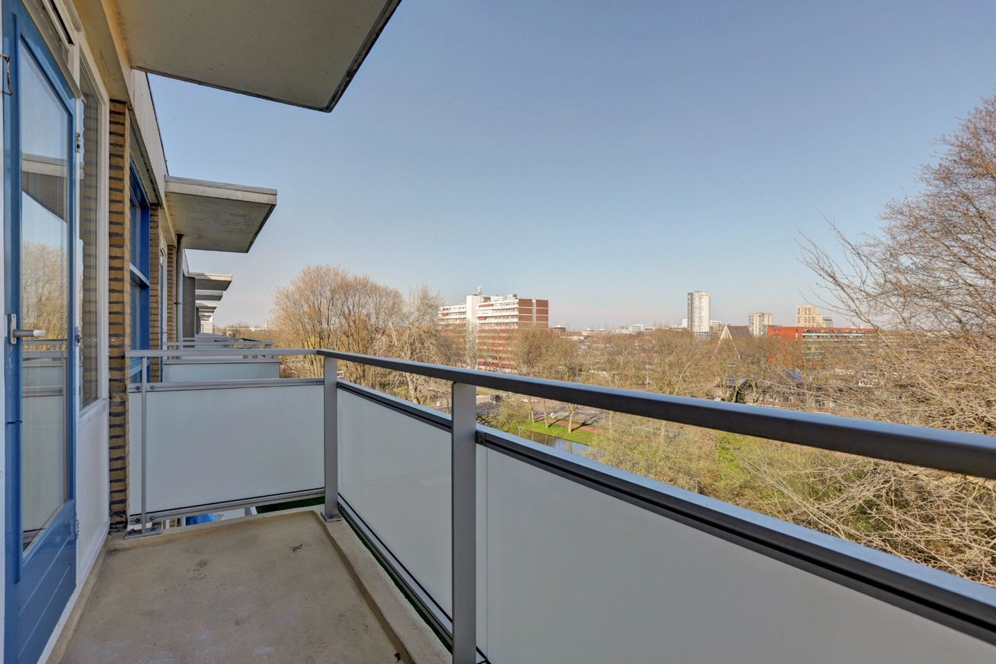 Renovation Opportunity Apartment with Three Balconies in Rotterdam Het Lage Land — 19