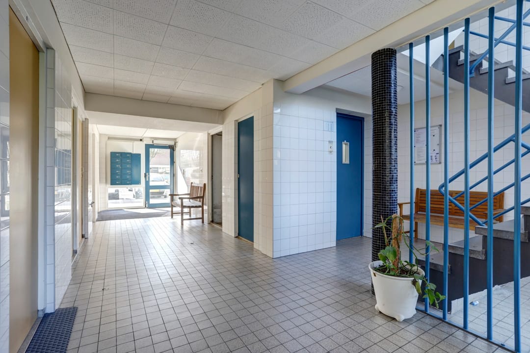 Renovation Opportunity Apartment with Three Balconies in Rotterdam Het Lage Land — 26