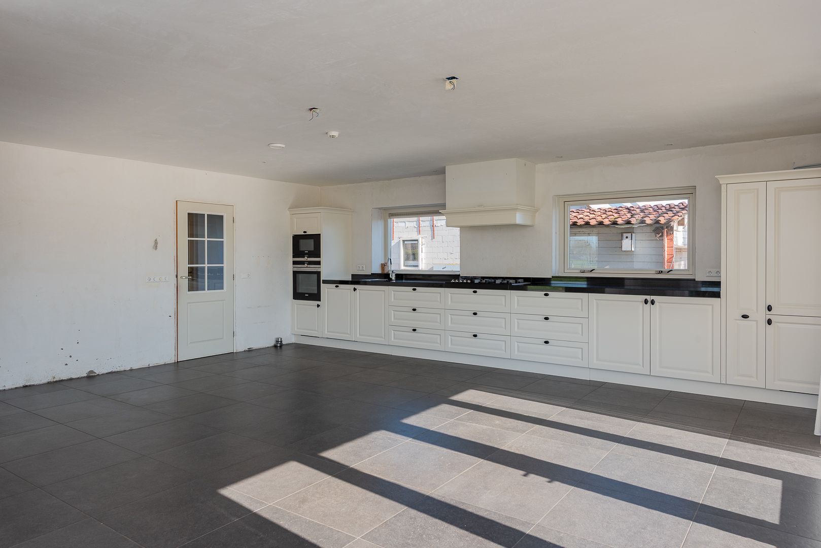 Spacious Country Home with Large Outbuilding and 2 Hectare Plot — 12