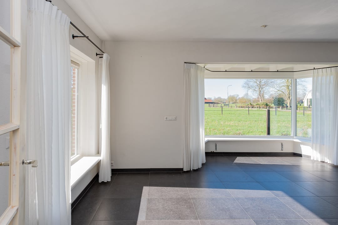 Spacious Country Home with Large Outbuilding and 2 Hectare Plot — 16