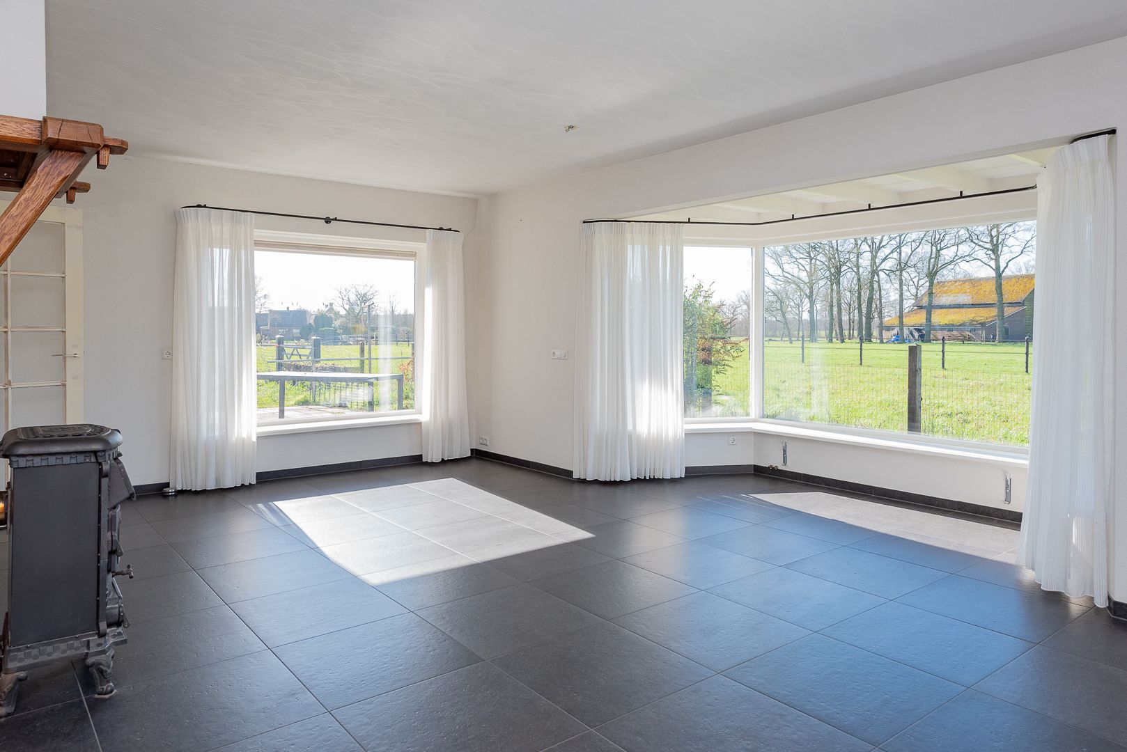 Spacious Country Home with Large Outbuilding and 2 Hectare Plot — 21
