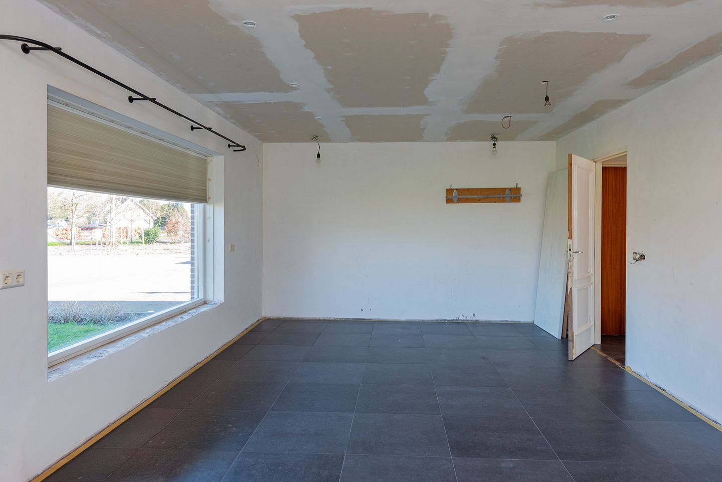 Spacious Country Home with Large Outbuilding and 2 Hectare Plot — 25