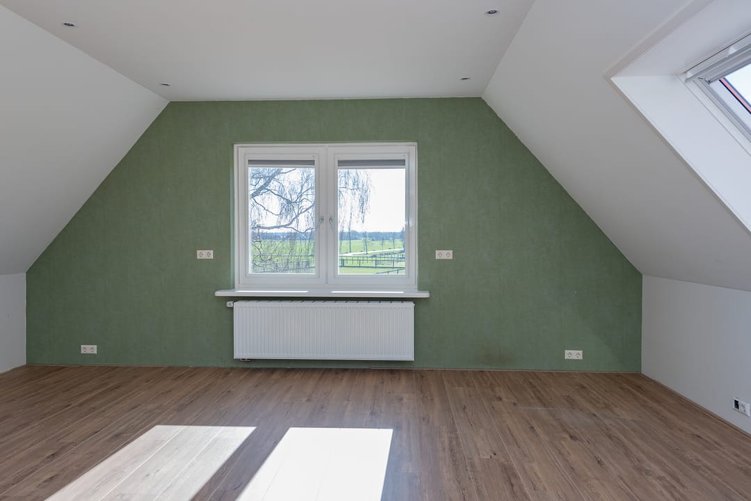 Spacious Country Home with Large Outbuilding and 2 Hectare Plot — 31