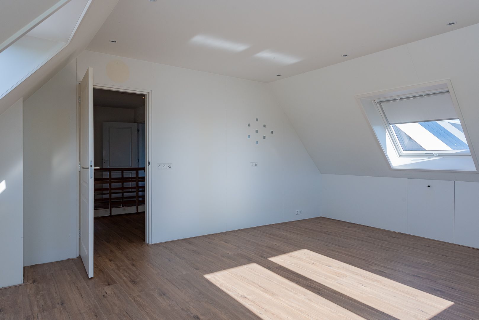 Spacious Country Home with Large Outbuilding and 2 Hectare Plot — 33