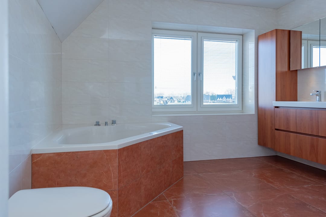 Spacious Country Home with Large Outbuilding and 2 Hectare Plot — 38