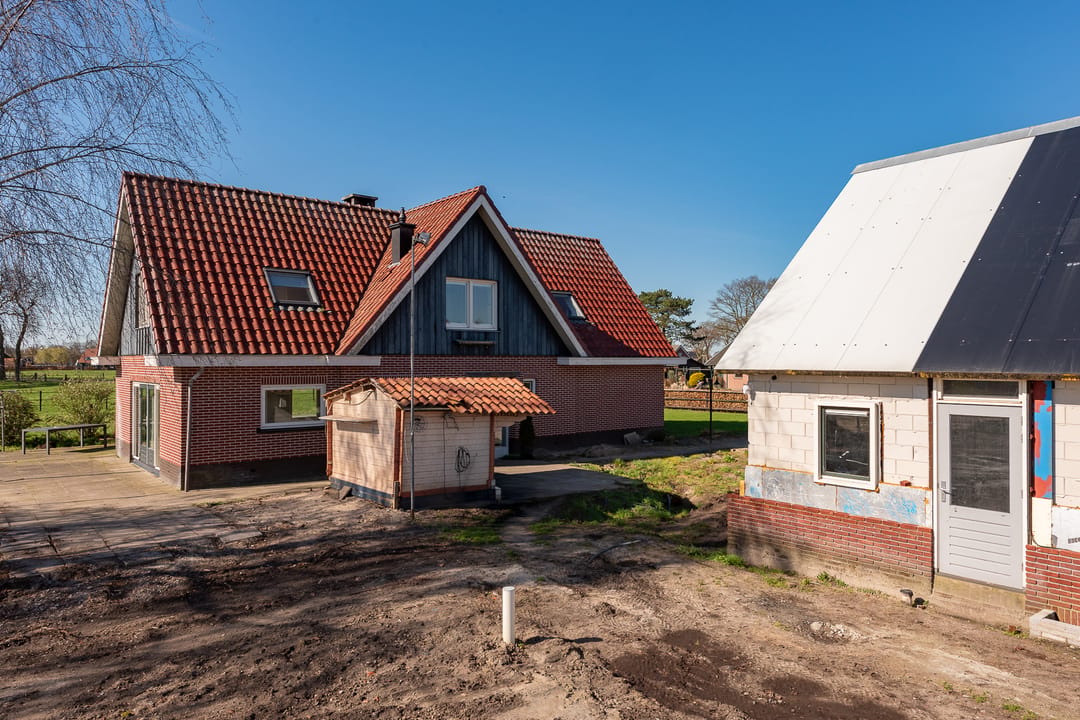Spacious Country Home with Large Outbuilding and 2 Hectare Plot — 52