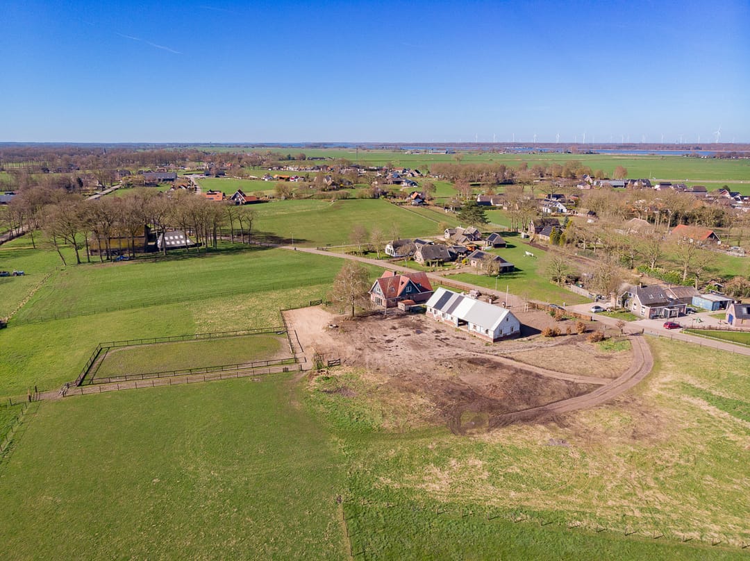 Spacious Country Home with Large Outbuilding and 2 Hectare Plot — 62