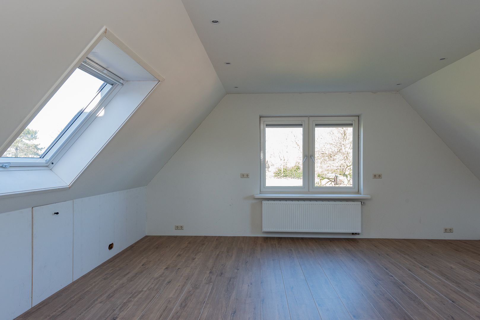 Spacious Country Home with Large Outbuilding and 2 Hectare Plot — 39