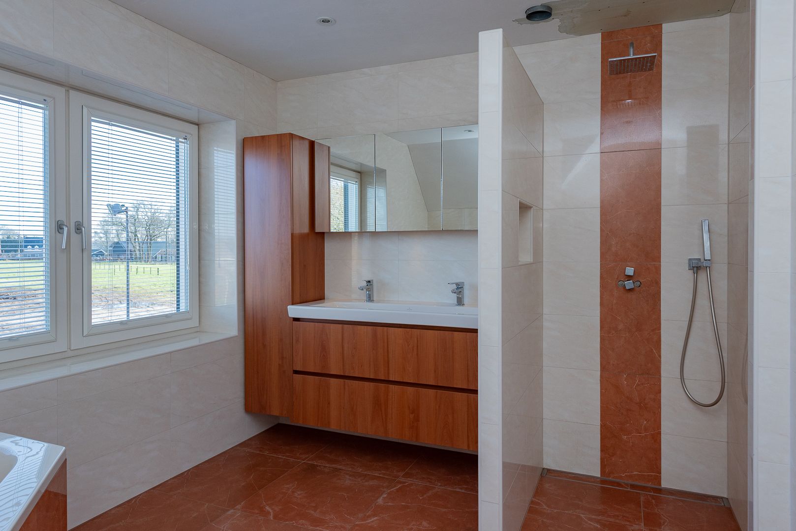 Spacious Country Home with Large Outbuilding and 2 Hectare Plot — 36