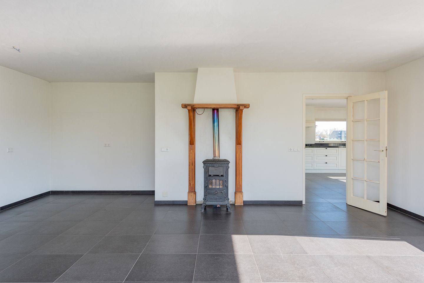 Spacious Country Home with Large Outbuilding and 2 Hectare Plot — 20