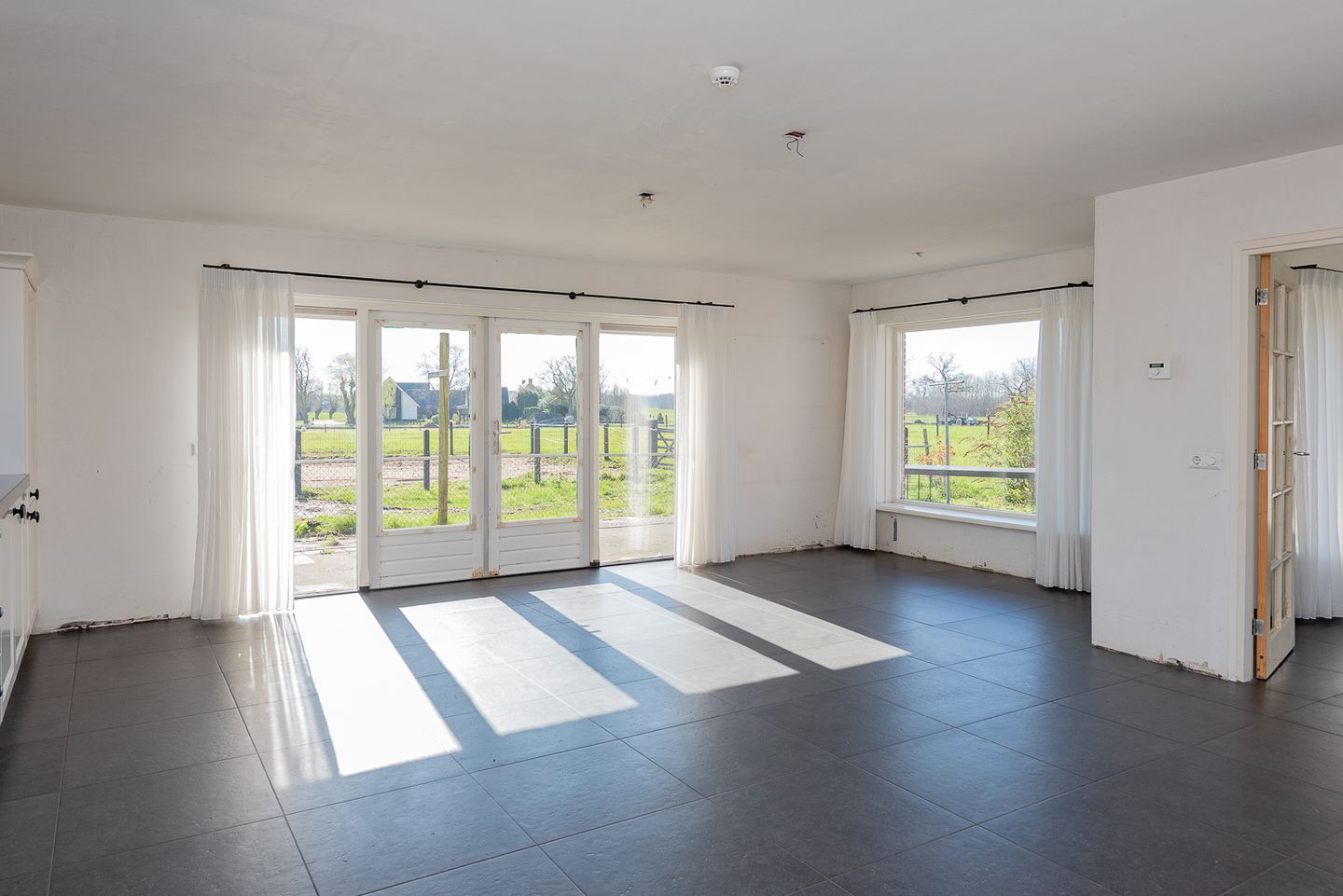 Spacious Country Home with Large Outbuilding and 2 Hectare Plot — 14