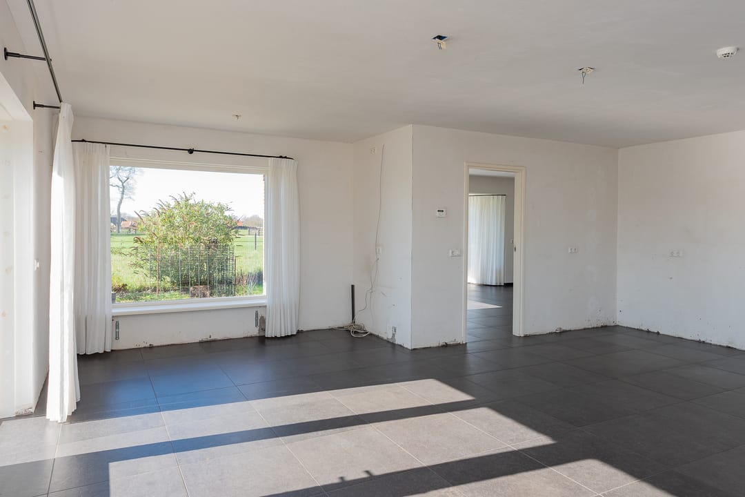 Spacious Country Home with Large Outbuilding and 2 Hectare Plot — 13