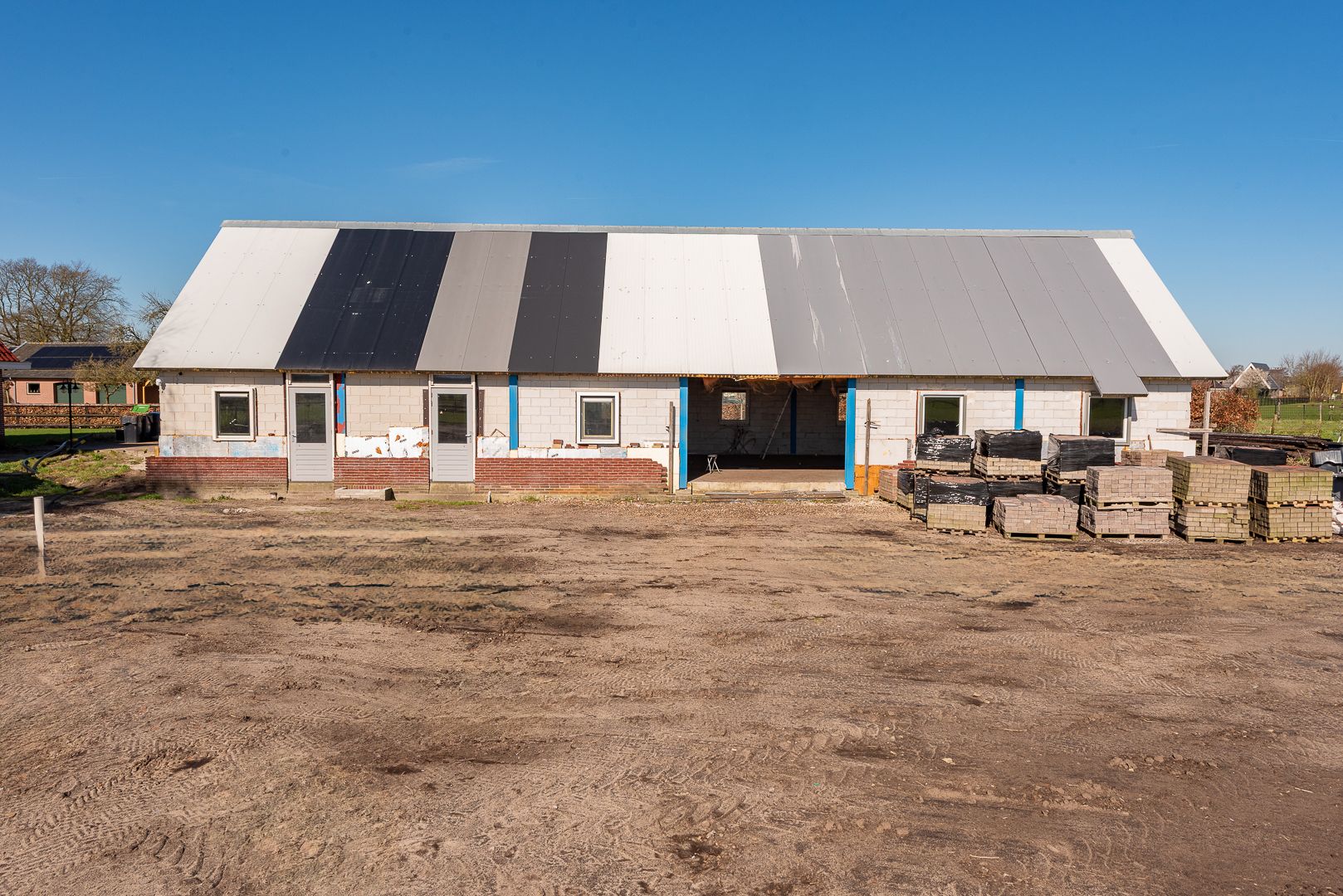 Spacious Country Home with Large Outbuilding and 2 Hectare Plot — 57