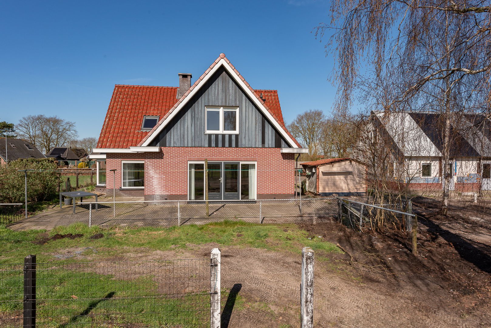 Spacious Country Home with Large Outbuilding and 2 Hectare Plot — 54