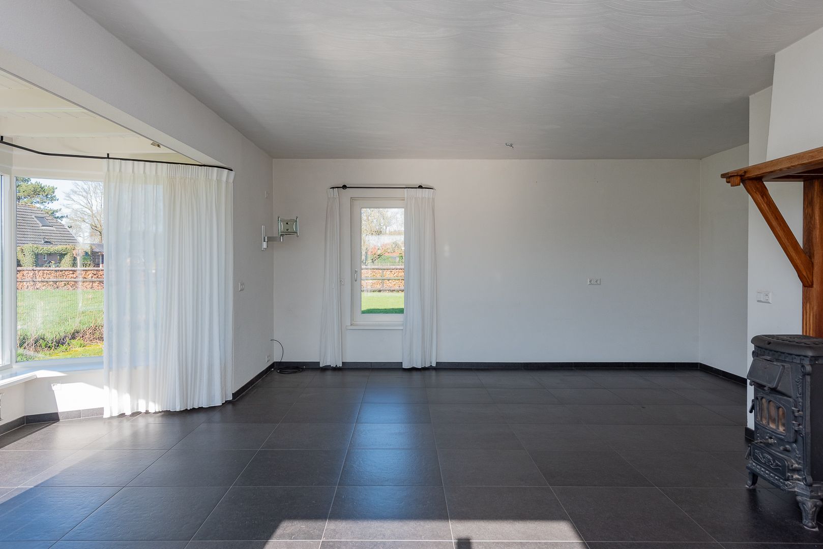 Spacious Country Home with Large Outbuilding and 2 Hectare Plot — 18