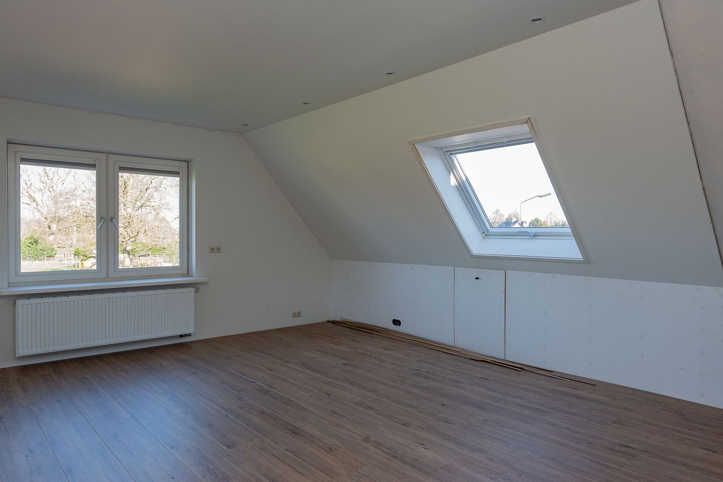 Spacious Country Home with Large Outbuilding and 2 Hectare Plot — 40
