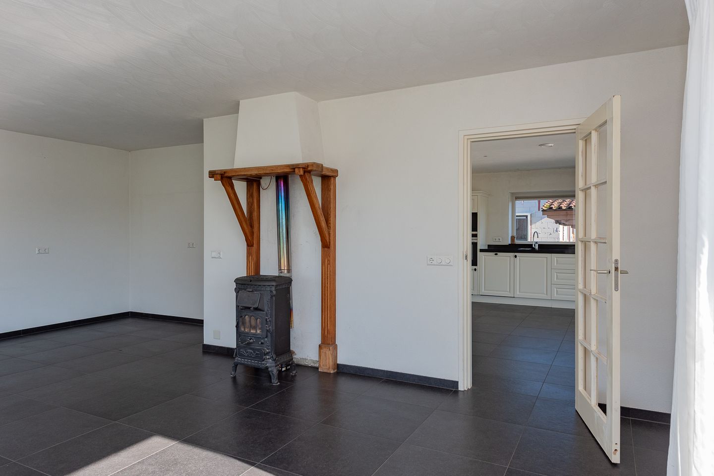 Spacious Country Home with Large Outbuilding and 2 Hectare Plot — 19