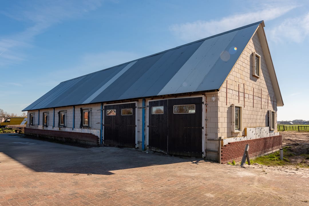 Spacious Country Home with Large Outbuilding and 2 Hectare Plot — 58