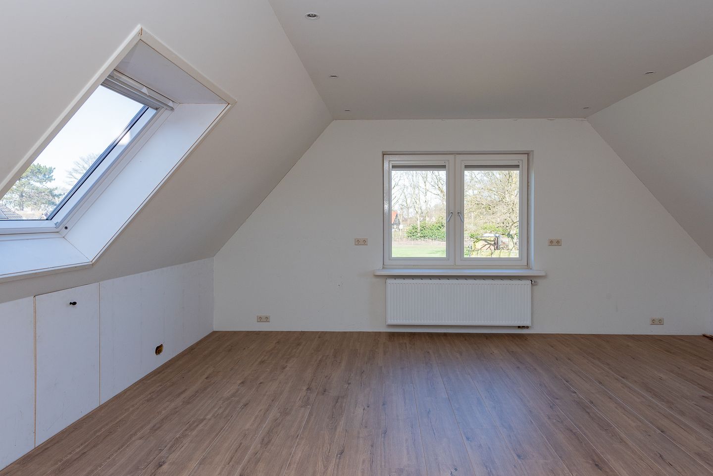Spacious Country Home with Large Outbuilding and 2 Hectare Plot — 35