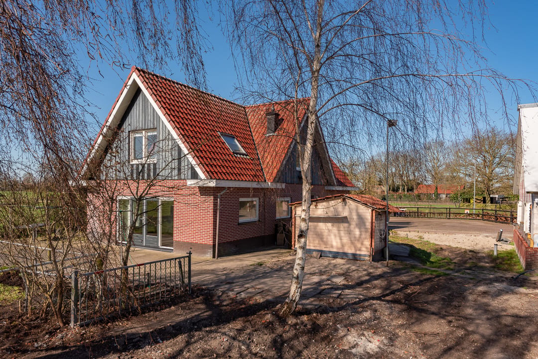 Spacious Country Home with Large Outbuilding and 2 Hectare Plot — 53