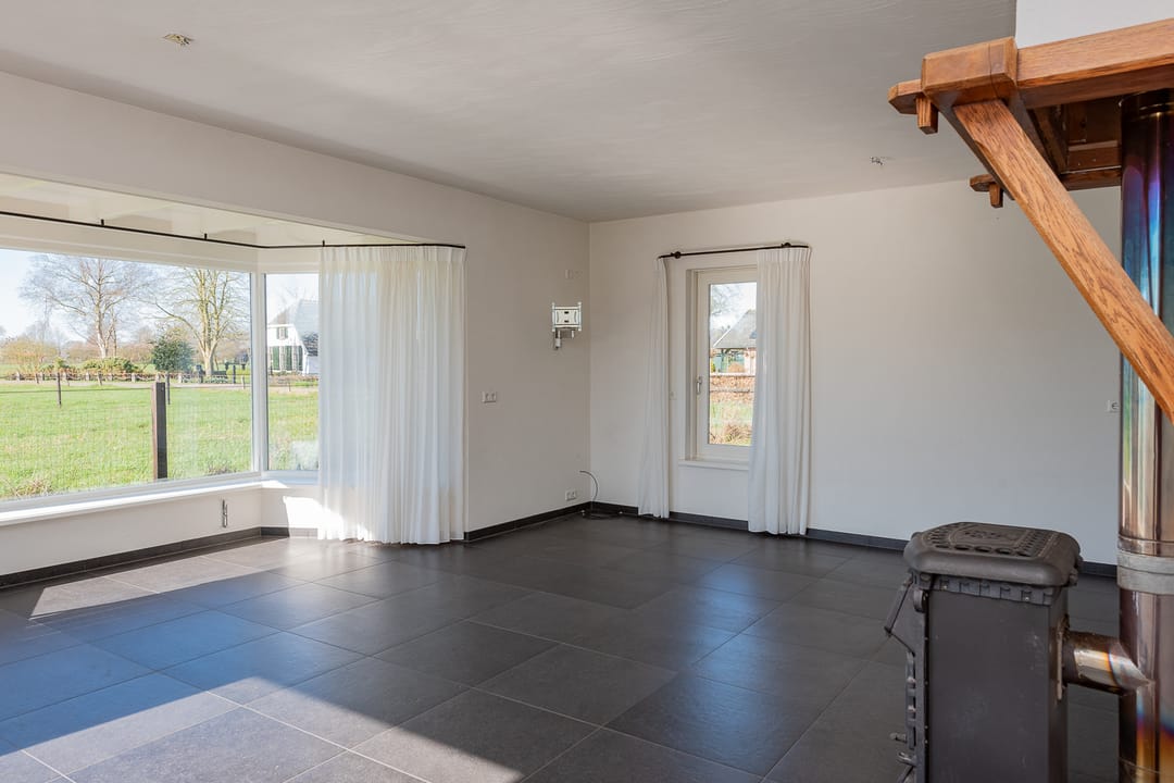 Spacious Country Home with Large Outbuilding and 2 Hectare Plot — 17
