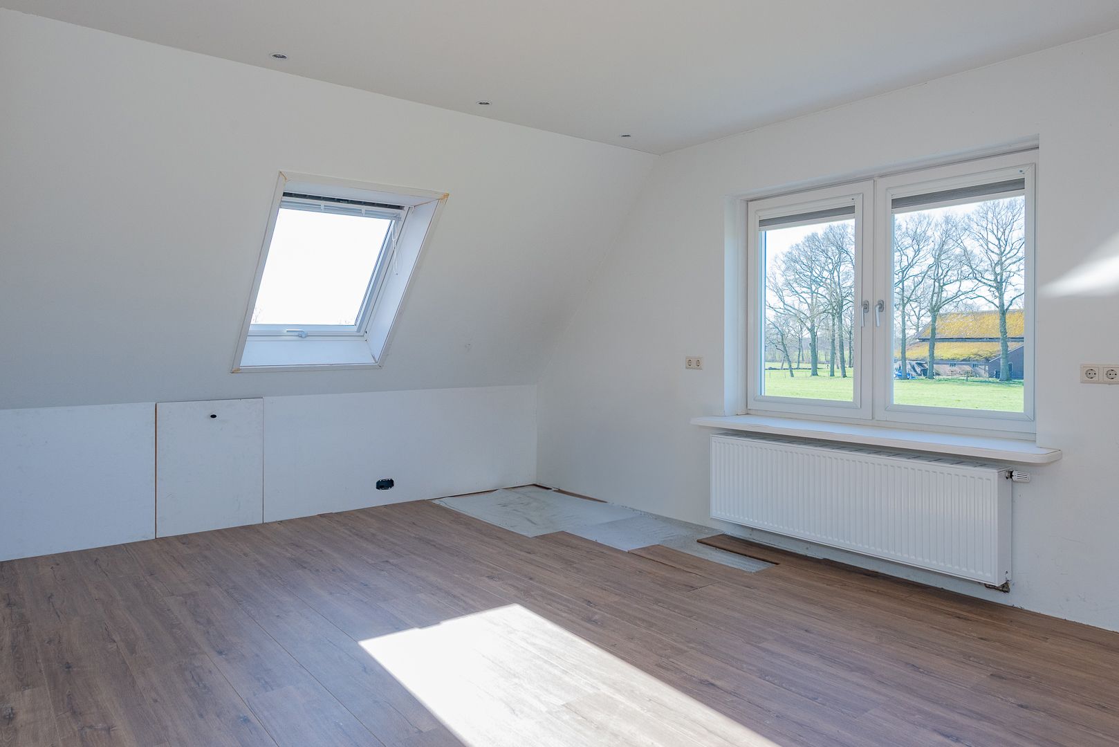 Spacious Country Home with Large Outbuilding and 2 Hectare Plot — 45