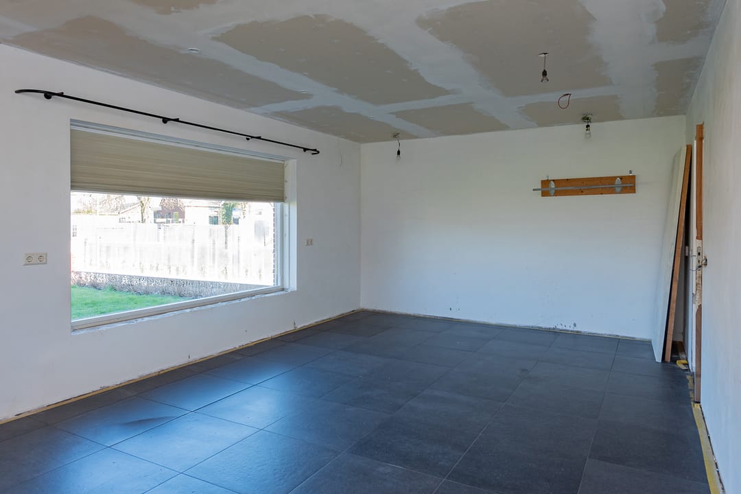 Spacious Country Home with Large Outbuilding and 2 Hectare Plot — 26