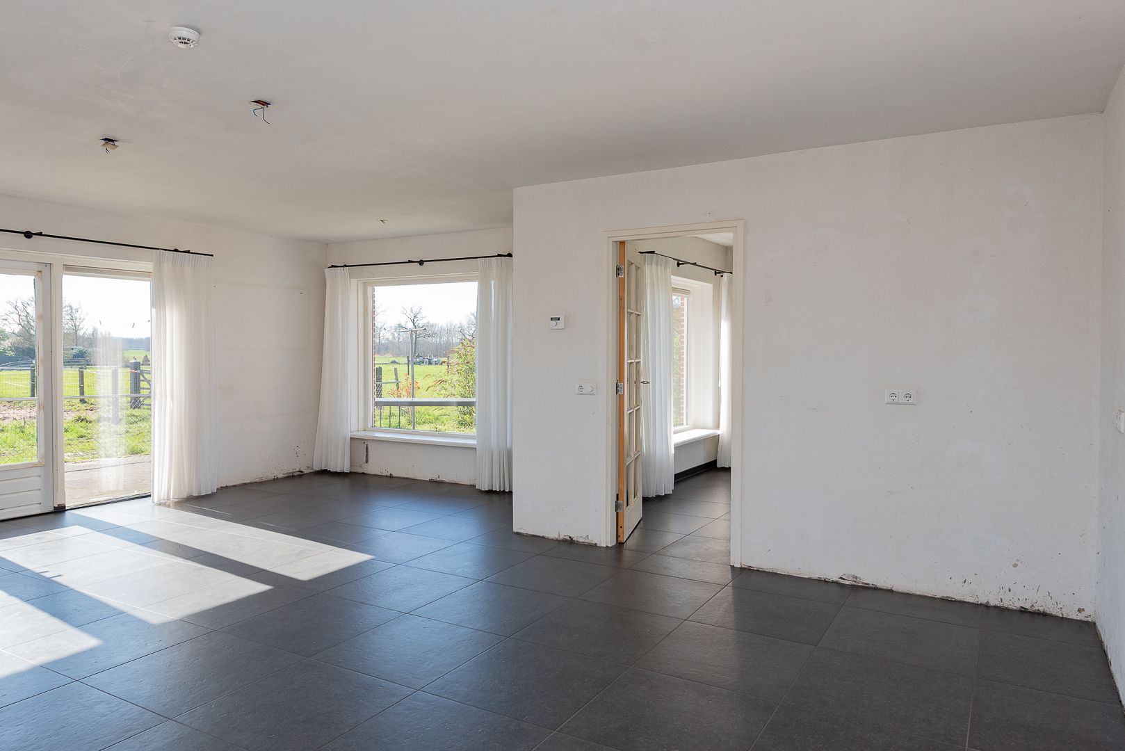 Spacious Country Home with Large Outbuilding and 2 Hectare Plot — 15