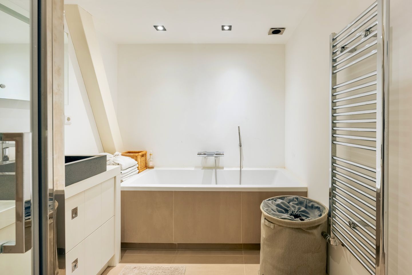 Sunny Top-Floor Apartment with South-Facing Terrace in De Pijp — 19