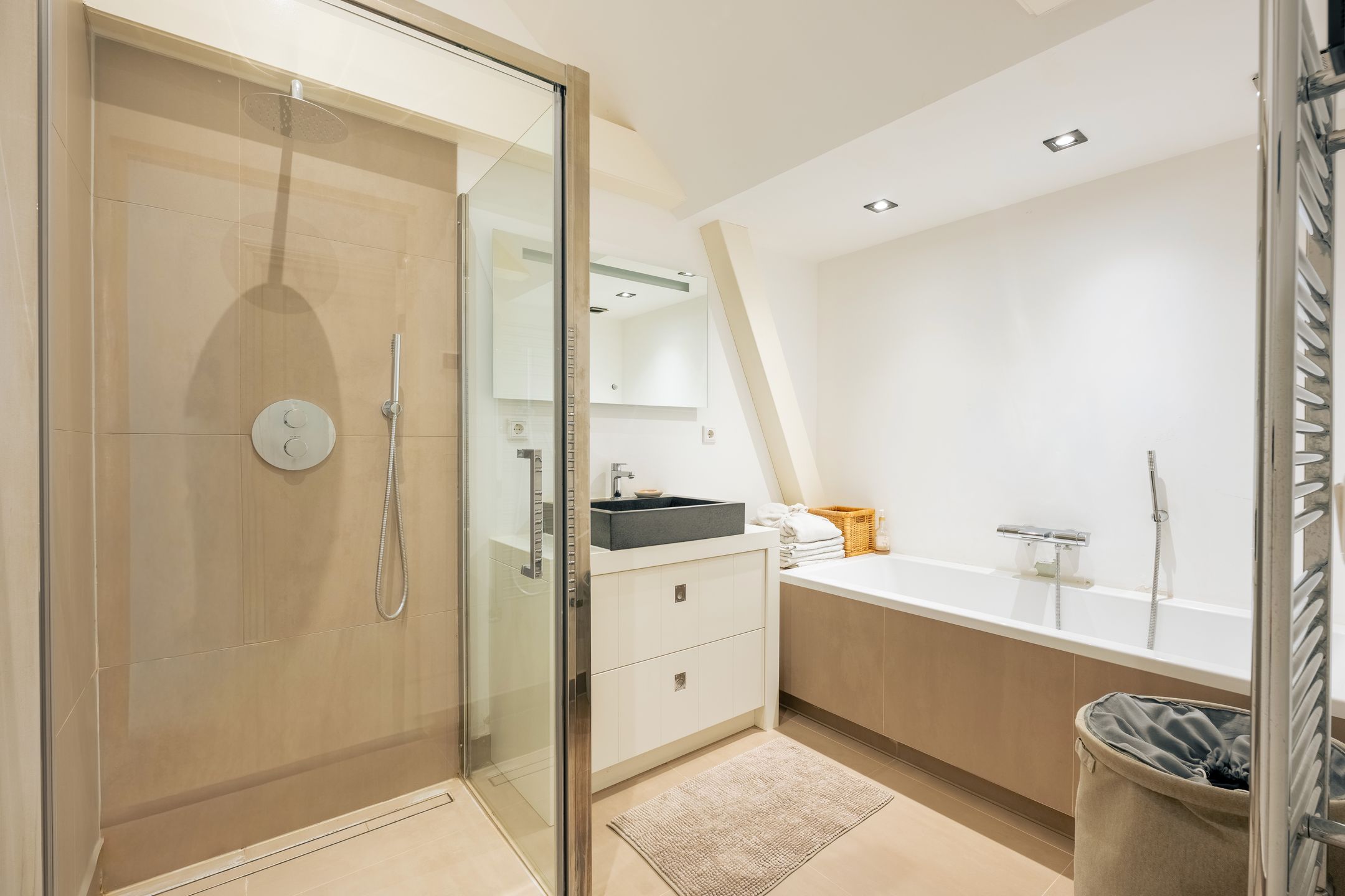 Sunny Top-Floor Apartment with South-Facing Terrace in De Pijp — 21